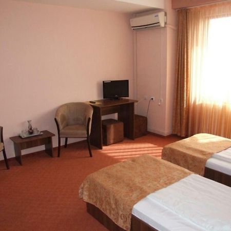 Hotel Plaisir Ploieşti Exterior foto